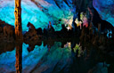 China 2006: Guilin: Reed Flute Cave: a caverna vai em 240 metros adentro da montanha.  surpreendentemente muito aberto no interior e tem espao para muita gente. Nosso guia turstico explicou que existem duas entradas, uma para a populao local e para os turitas. Aposto que  devido a uma grande loja de recordaes que voc tem de atravessar na entrada do turista. De qualquer maneira, a gruta  maravilhosa cheia de estalactites e estalagmites, iluminado por luzes coloridas.