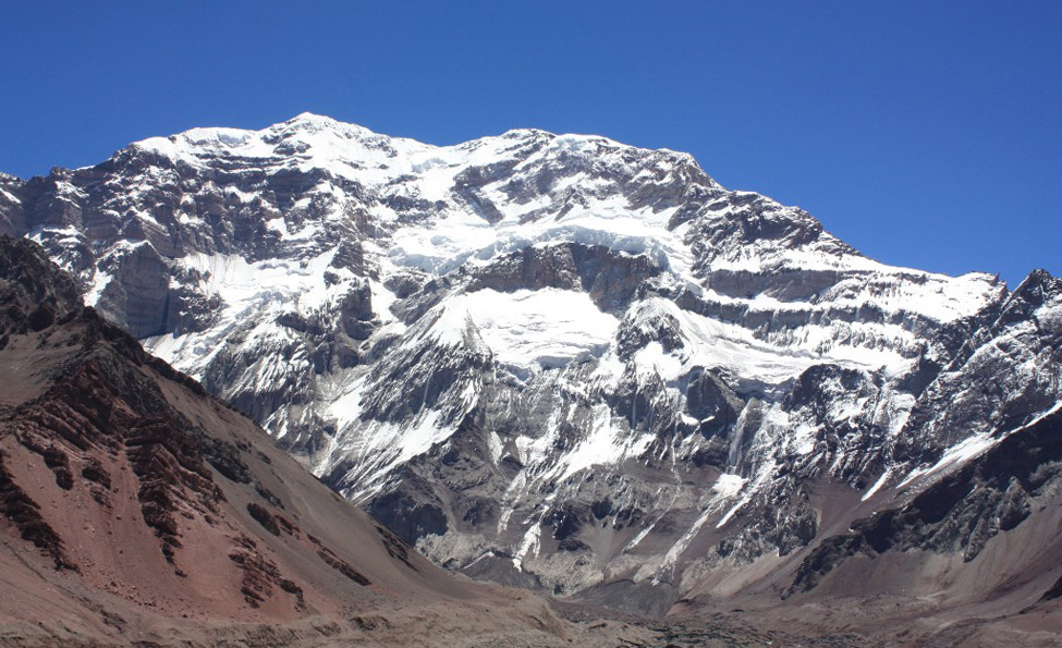 A imponente face sul do Aconcagua