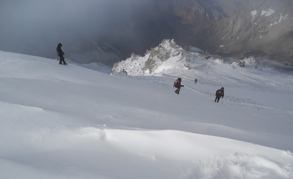 Descida do cume em fevereiro (Campo Independencia-6400m, abaixo e ao fundo)