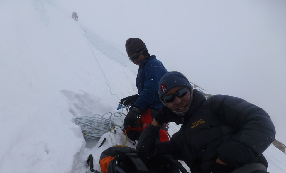 O meu fiel Dorgee, sem estar trabalhando para mim, usou seu tempo livre para levar as cordas at� o c�lo