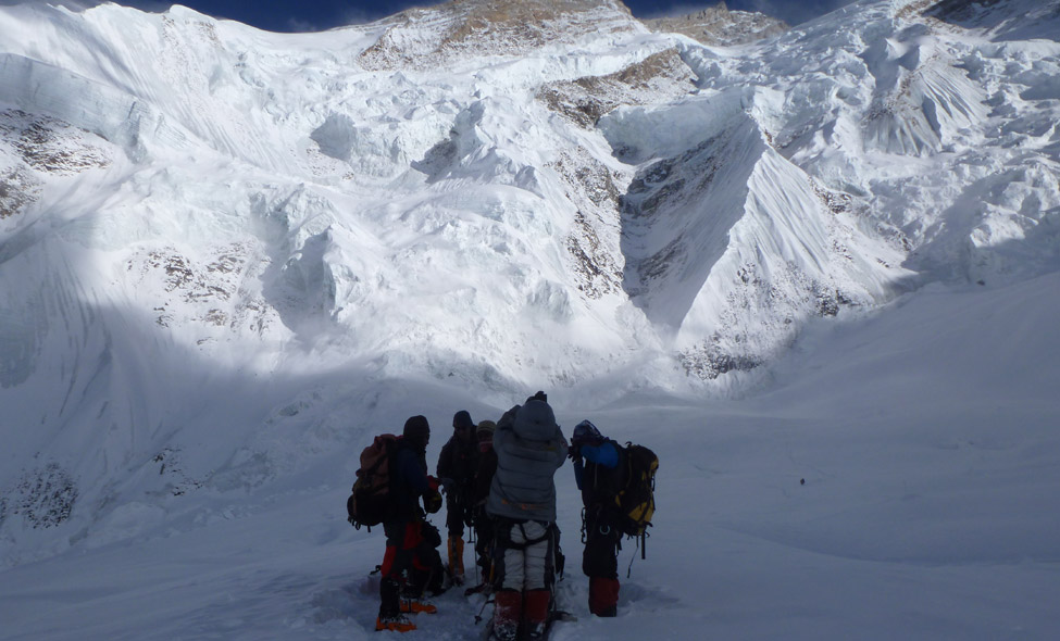 A grande decis�o de assegurar o Couloir Franc�s com cordas coreanas... Estou � direita dos Sherpas, super estressada
