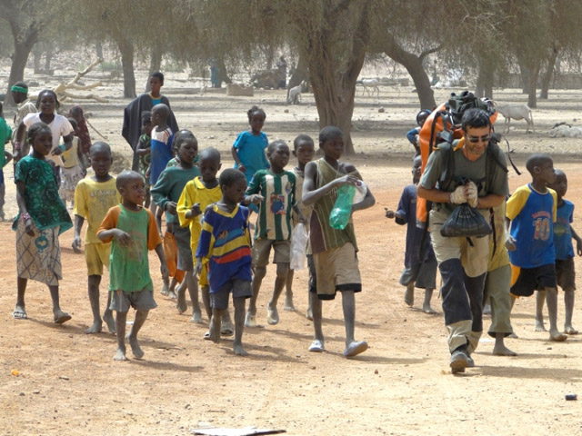 A molecada com a tribo seguindo o Fernando