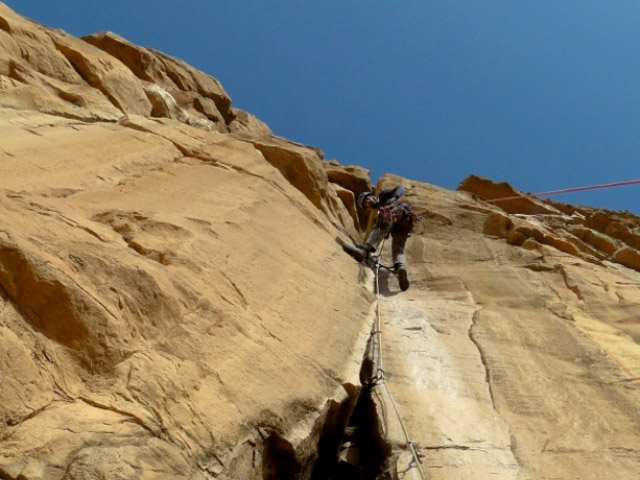 Eliseu conquistando uma das cordadas mais complicadas da via