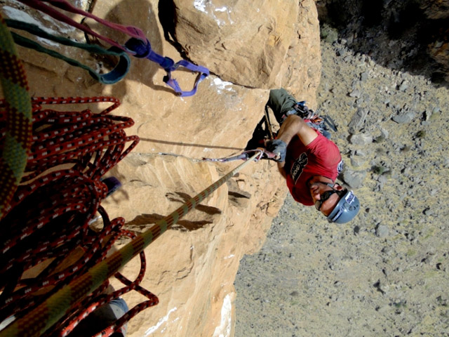 Ed �limpando� a cordada (retirando as pe�as m�veis que haviam sido colocadas pelo guia)