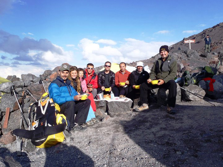 Jantar no acampamento avançado, a 3800m