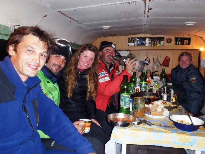 A recepção (com direito a melhor Voidka russa) feita pelos socorristas e bombeiros do Elbrus já que nossa equipe tinha ido embora