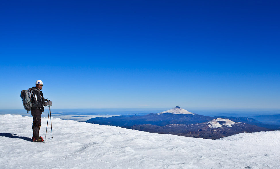 Vista da por��o Chilena e o vulc�o Villarica, em Puc�n