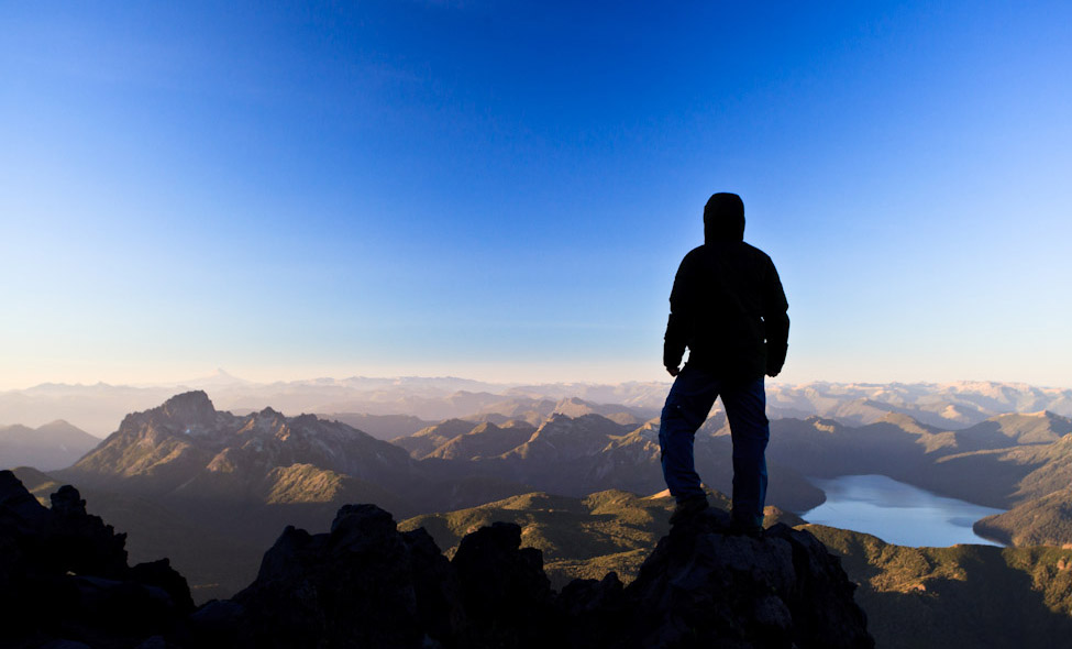 Uma bela vista para o lago Tromen, ao entardecer