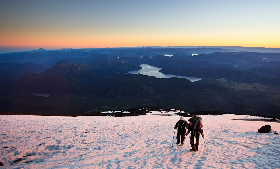 Os primeiros raios de sol colorindo a montanha 