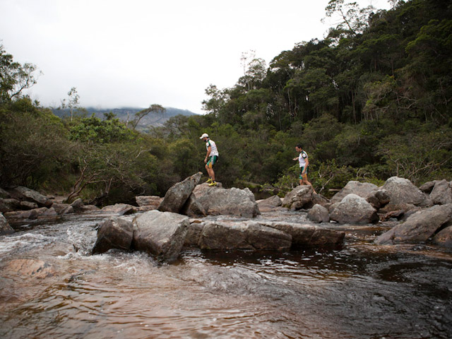 Em Tabões do Rio Caraça, apesar da água fria e do clima nublado, não resistimos e demos um mergulho.. Foto: Flavio Forner / Miramundos