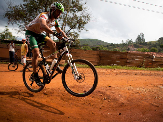 Em Santa Bárbara, conhecemos um grupo de adolescentes locais que saltavam de bicicleta em uma rampa de terra batida.. Foto: Flavio Forner / Miramundos