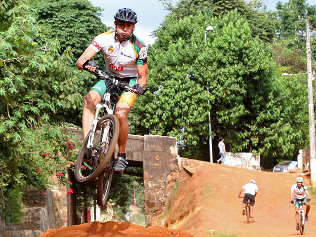 Rafael Duarte saltando na rampa de terra.. Foto: Flavio Forner / Miramundos