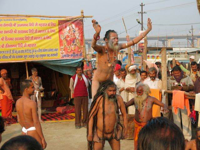Sadhu com o corpo coberto de cinzas. Foto: Karina e Pablo