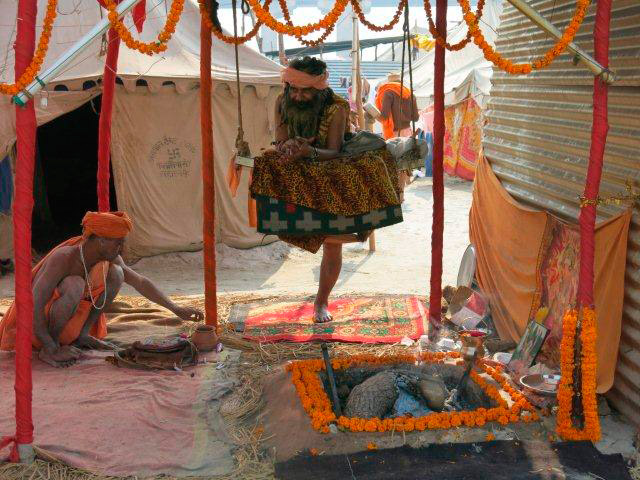 Sadhu que vive nas montanhas do Himalaia. Foto: Karina e Pablo