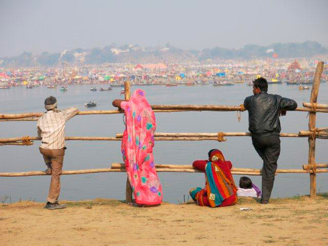 Mulheres aguardando a comida doada e abençoada pelo Guru. Foto: Karina e Pablo