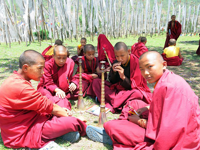 Dezenas de monges estavam tendo aula de música para entoar a longa corneta tibetana.. Foto: Karina e Pablo