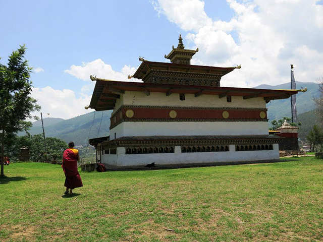 Dezenas de monges estavam tendo aula de música para entoar a longa corneta tibetana.. Foto: Karina e Pablo