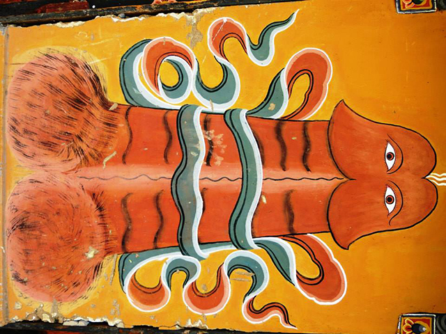 Dezenas de monges estavam tendo aula de música para entoar a longa corneta tibetana.. Foto: Karina e Pablo