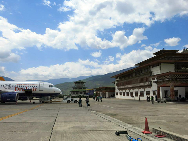 Do avião, a cordilheira dos Himalaias, em especial aquela pontinha: o Everest!. Foto: Karina e Pablo