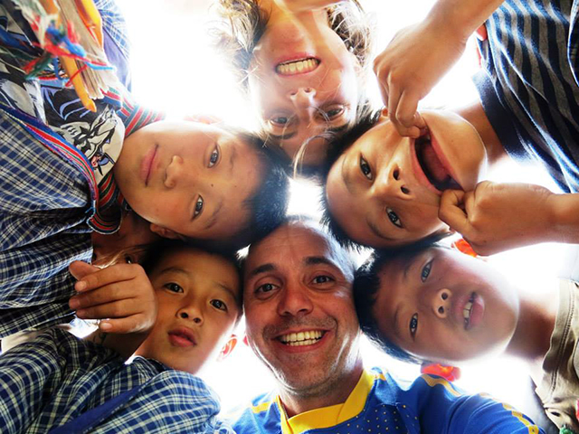 Sempre bagunçando com a criançada.. Foto: Karina e Pablo