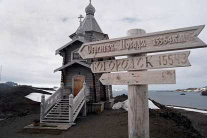 A Ilha Rei George - a Igreja Ortodoxa Russa acima da base em KGI, foi constru�da na R�ssia e enviada para a Ant�rtica.