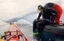 Ilhas Peixes - John Armstrong se equipa para um mergulho, com v�deo c�mara.