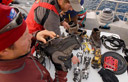 Porto Lockroy - Pete e Sean colocando crampons nas botas para uma subida at� Jabed Peak.