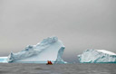 Ao norte do canal de Wilhelmina Bay ao lado de grandes icebergs.