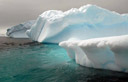 Cada iceberg tem uma cor diferente, forma outra e tamanho diferente.