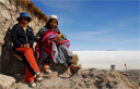 QUECHUAS DO UYUNI - Senhora queschua amamentando filho - Salar Uyuni - Bolivia - 3.700m - Dados tcnicos da foto: ISO 100 - 1/200 - f11 - 18mm - Nikon D200 - 09/06/2006 - 11:13:44