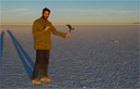 ILUSIONISMO - O indiano Ash com o francs Filipo ao fundo - Salar Uyuni - Bolivia - 3.700m - Dados tcnicos da foto: ISO 100 - 1/160 - f7.1 - 35mm - Nikon D200 - 08/06/2006 - 17:45:09