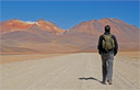 DESERTO DE SILIOLI - O indiano Ash caminhando no deserto - Altiplano Andino - Bolvia - 4.300m - ISO 100 - 1/125s - f13 - 55mm - Nikon D200 - 07/06/2006 - 12:29:03