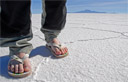 SALAR UYUNI - De havaianas no deserto de sal - Salar Uyuni - Bolivia - 3.700m - Dados tcnicos da foto:  ISO 100 - 1/200 - f10 - 18mm - Nikon D200 - 09/06/2006 - 10:18:09