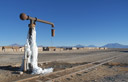 Trilho de trem que corta Salar Uyuni, na imagem se v� a �gua congelada que vazou deste reservat�rio.