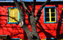 LA BOCA - La Boca � um bairro da cidade argentina de Buenos Aires, que por sua localiza��o pr�xima ao porto, foi habitada por muitos estrangeiros que chegavam pelo porto para trabalhar. O bairro possui duas grandes atra��es: O est�dio do Boca Juniors (La Bombonera), time com maior quantidade de torcedores da Argentina e conhecido por serem absurdamente fan�ticos por futebol, e o Caminito, onde parte do bairro foi restaurada. O Caminito tem uma caracter�stica peculiar: as casas s�o contru�das com t�buas de madeira, placas e telhas de metal e pintados com muitas cores. Isso porque, quando os estrangeiros - principalmente espanh�is e italianos - constru�am suas casas, usavas as tintas que sobravam dos navios do porto para pint�-las.