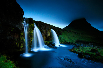 Um dos melhores cen�rios da Isl�ndia, ao fundo a montanha Kirkjufell em forma de pir�mide