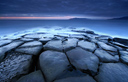 QUEBRA-CABE�A DE PEDRAS - Seltjarnarnes Viti, Isl�ndia. Tive de percorrer o oceano congelado de joelhos para chegar l�, estava bastante frio no inverno, na Isl�ndia. Felizmente o oceano estava calmo neste dia. Eu n�o sei se a mar� estava subindo ou descendo quando eu finalmente cheguei l�. Pensando se eu ia ficar em s�rios apuros se ele estava subindo eu come�ei a disparar. Novamente a sorte estava do meu lado quando vi a mar� descer. Se n�o fosse eu teria de passar parte da noite sobre este pequeno afloramento rochoso. As pedras em forma de oct�gono est�o no topo das colunas de basalto que n�o s�o t�o incomuns em pedra de lava.