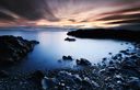 Estes penhascos de lava est�o perto de casa dos meus pais em Hafnarfj�r�ur, Isl�ndia. A mar� estava alta h� dois dias e perfeitamente a maior mar� estava no por do sol. Perfeita oportunidade para uma paisagem marinha.