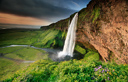 Seljalandsfoss � uma das mais belas cachoeiras da Isl�ndia. N�o � a mais alta, mas o fato de que voc� pode andar para tr�s torna especial. � claramente vis�vel a partir da estrada de entrada principal da Isl�ndia.