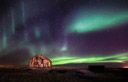 O que eu gostei nesta foto, s�o as ondula��es na Aurora acima da velha cabana. O brilho vermelho do lado direito � a luz de uma cidade distante.