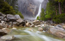 Parte baixa da cachoeira, Yosemite Falls, Yosemite National Park, Calif�rnia - Eu acho que um dia chuvoso � o melhor momento para capturar uma cachoeira de altura como esta. H� mais atmosfera, a n�voa das quedas de �gua mostra-se melhor a luz suave e acentua a cor. O problema surge quando voc� est� tentando pisando em pedras escorregadias, com um guarda-chuva e do trip� em uma m�o e um bast�o de caminhada para o equil�brio do outro lado. N�o havia ningu�m aqui neste momento por causa da chuva e da hora do dia. Normalmente, este lugar est� cheio de turistas.