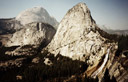 John Muir Trail, Yosemite - Este  uma das ltimas grandes vistas na descida da Half Dome. Aqui voc pode ver, da direita para a esquerda, Nevada Falls, Liberty Cap, Monte Broderick, em seguida, o Half Dome poderoso na distncia de profundidade. Mamiya 7ii e lente 43mm.