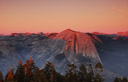 Pr do sol no Half-Dome - Se eu alterei a cor aqui? Definitivamente no. Basicamente, ao longo deste pr do sol a cor foi se tornando cada vez mais rosa. Escolhi esta foto (dentre cerca de uma centena), porque  luz estava apenas pegando os topos dos picos mais altos em Yosemite e, com o sol to baixo no horizonte, a cor da luz era mais intensa.