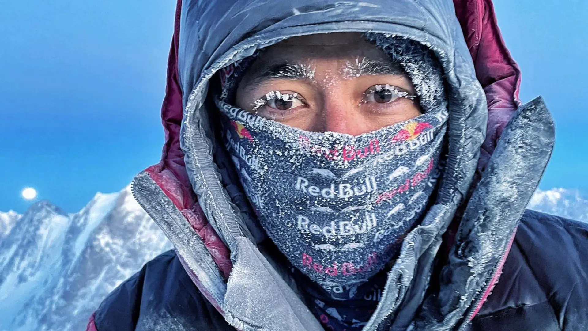 Nirmal Purja com o rosto coberto de gelo durante a expedição de inverno ao K2