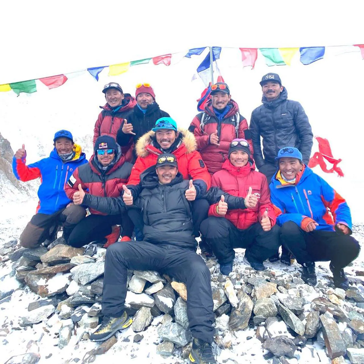 Equipe de sherpas que conquistou o cume do K2 no inverno, de volta ao Campo Base.