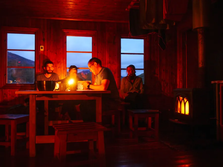 Encontro à luz de velas no interior de uma cabana